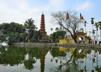 Пагода Чан Куок на Западном озере в Ханое – фотографии Вьетнама