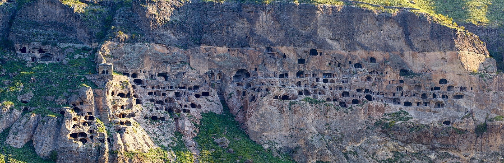 Прямые автобусы ходят из Тбилиси и Рустави в пещерный город Вардзия – фотографии Грузии