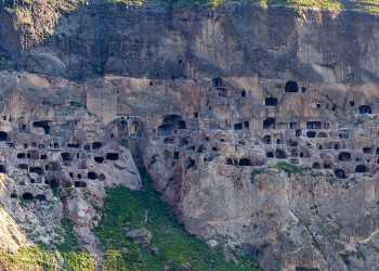 Прямые автобусы ходят из Тбилиси и Рустави в пещерный город Вардзия – фотографии Грузии