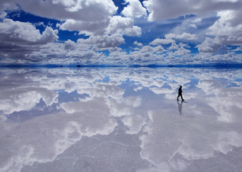 Озеро боливийской пустынной равнины Солончак Ую́ни – фотографии Боливии