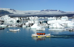 Тёмные воды, дрейфующие огромные льдины небесно-голубого цвета в ледниковой лагуне Йокульсарлон – фотографии Исландии
