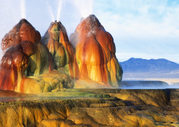 Первый гейзер Флай был образован в 1916 году, когда была пробурена скважина в поисках поливной воды – фотографии США