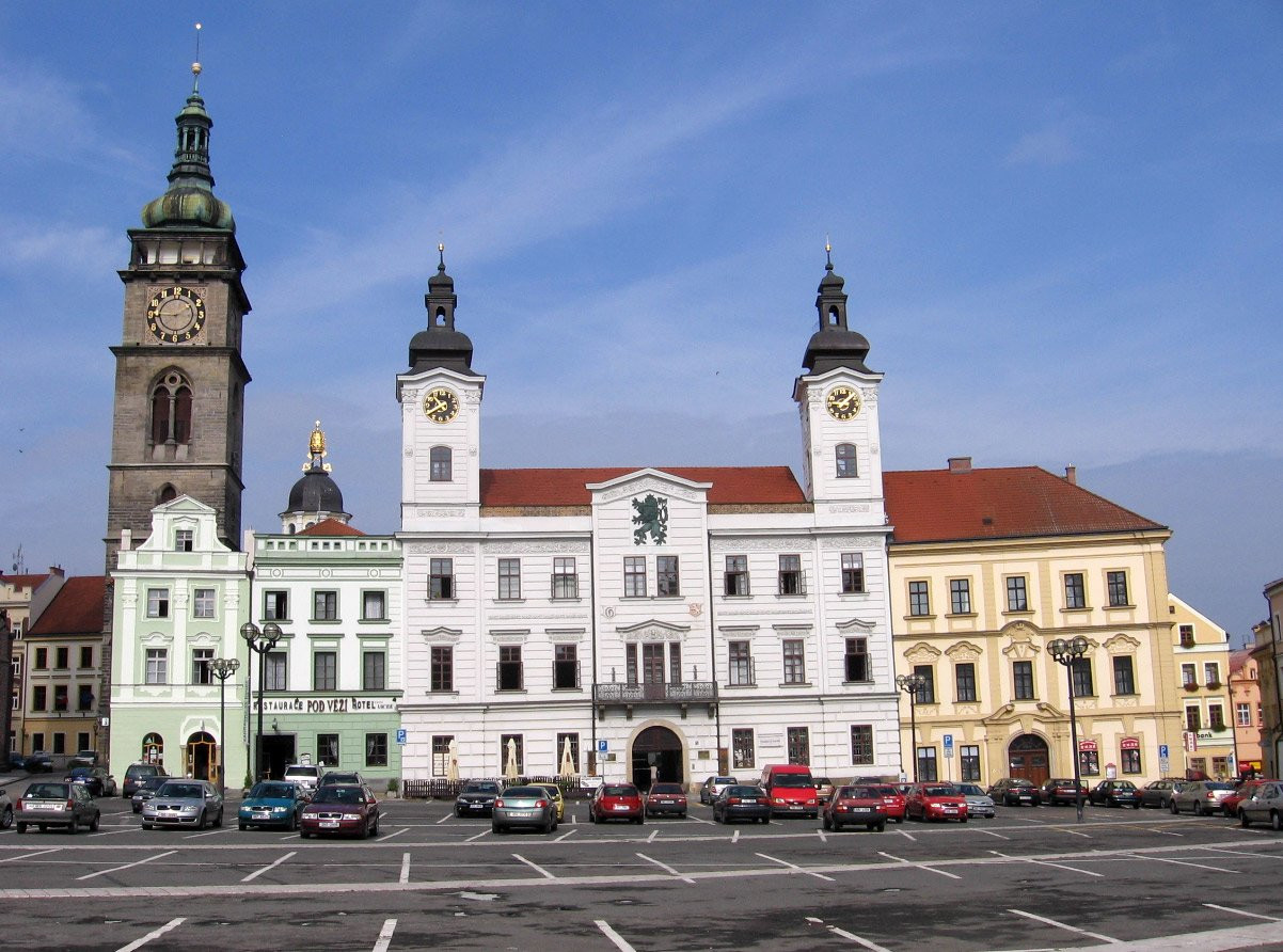 Ратуша, слева от нее Белая Башня – фотографии Чехии