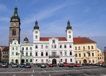 Ратуша, слева от нее Белая Башня – фотографии Чехии