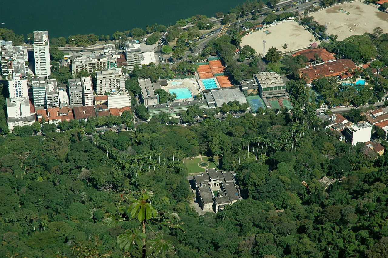Вид с верху на парк Лаже (Parque Lage) – фотографии Бразилии