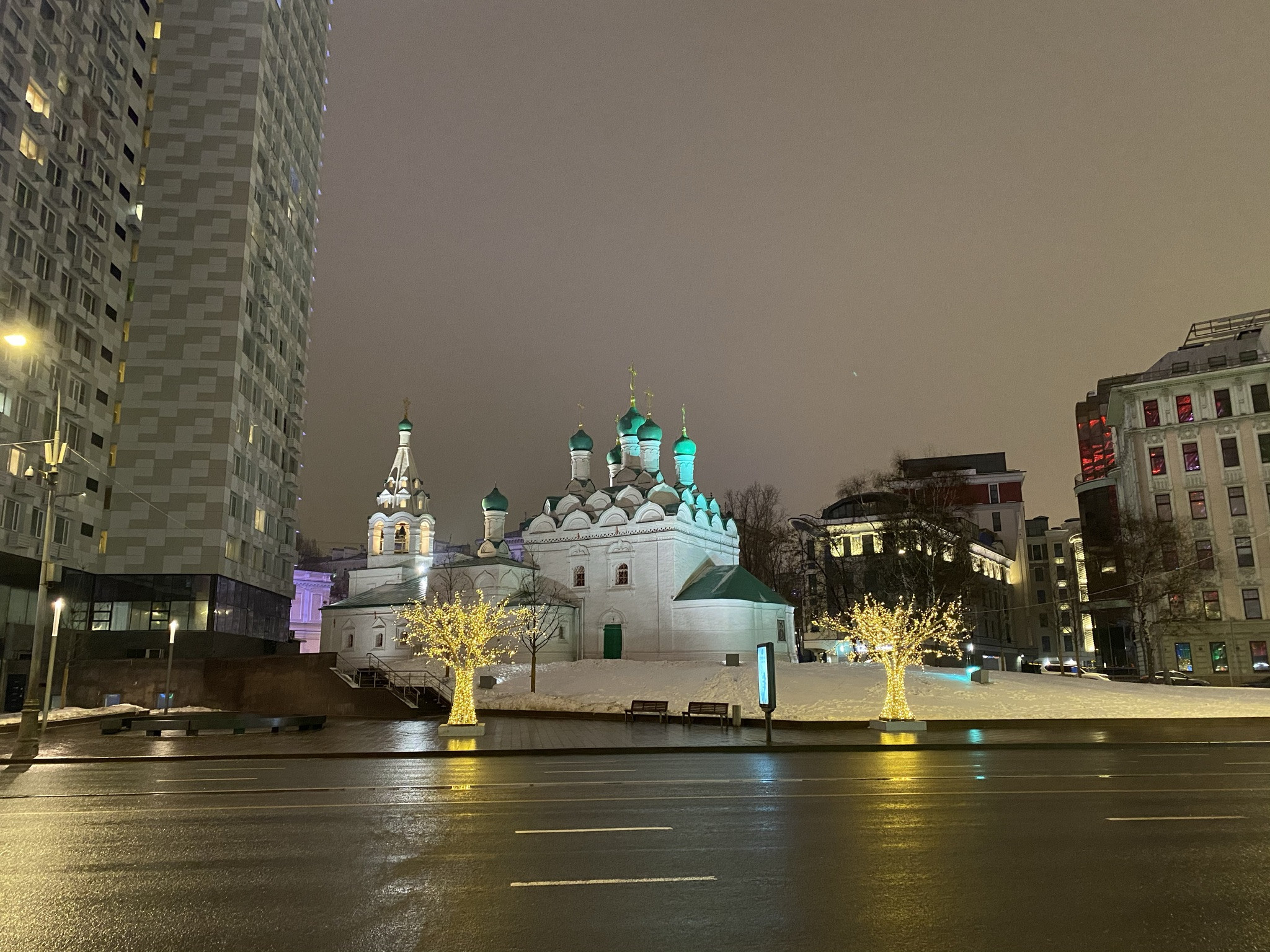 Новый Арбат, вид на старую церковь – фотографии России