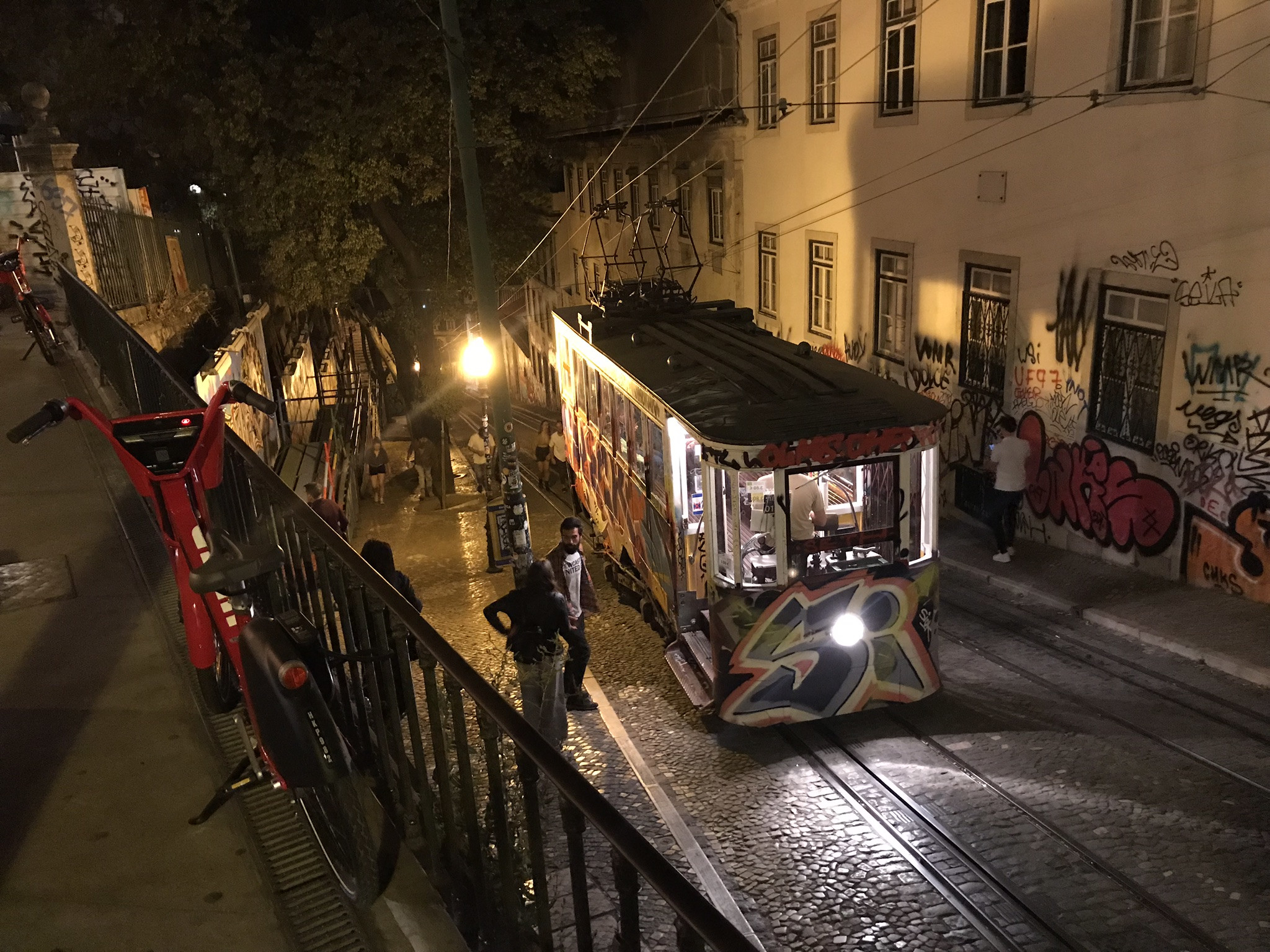 Знаменитый фуникулер Глория вечером, Лиссабон – фотографии Португалии