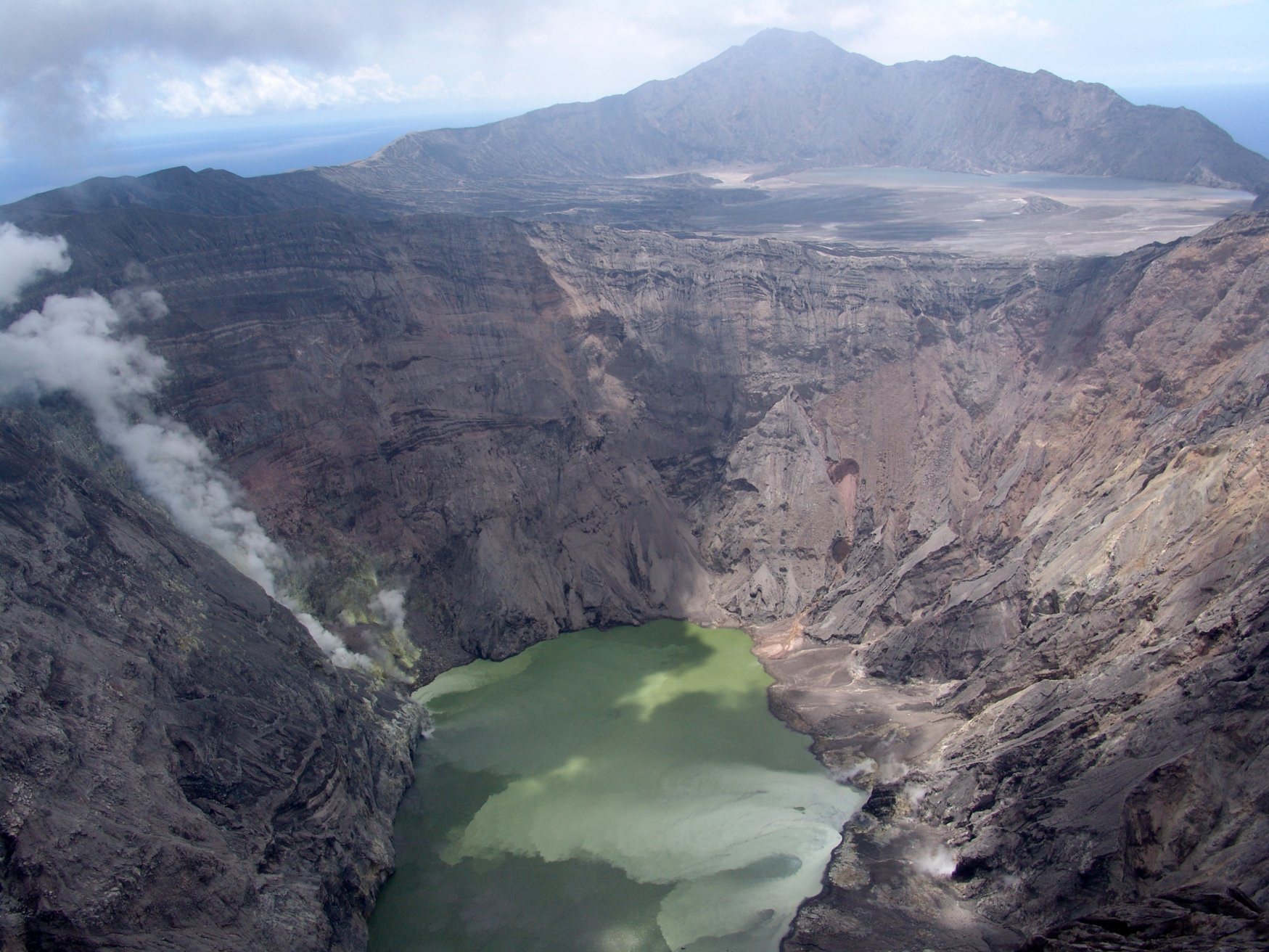 Кратерное озеро – фотографии Северных Марианских островов