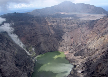Кратерное озеро – фотографии Северных Марианских островов