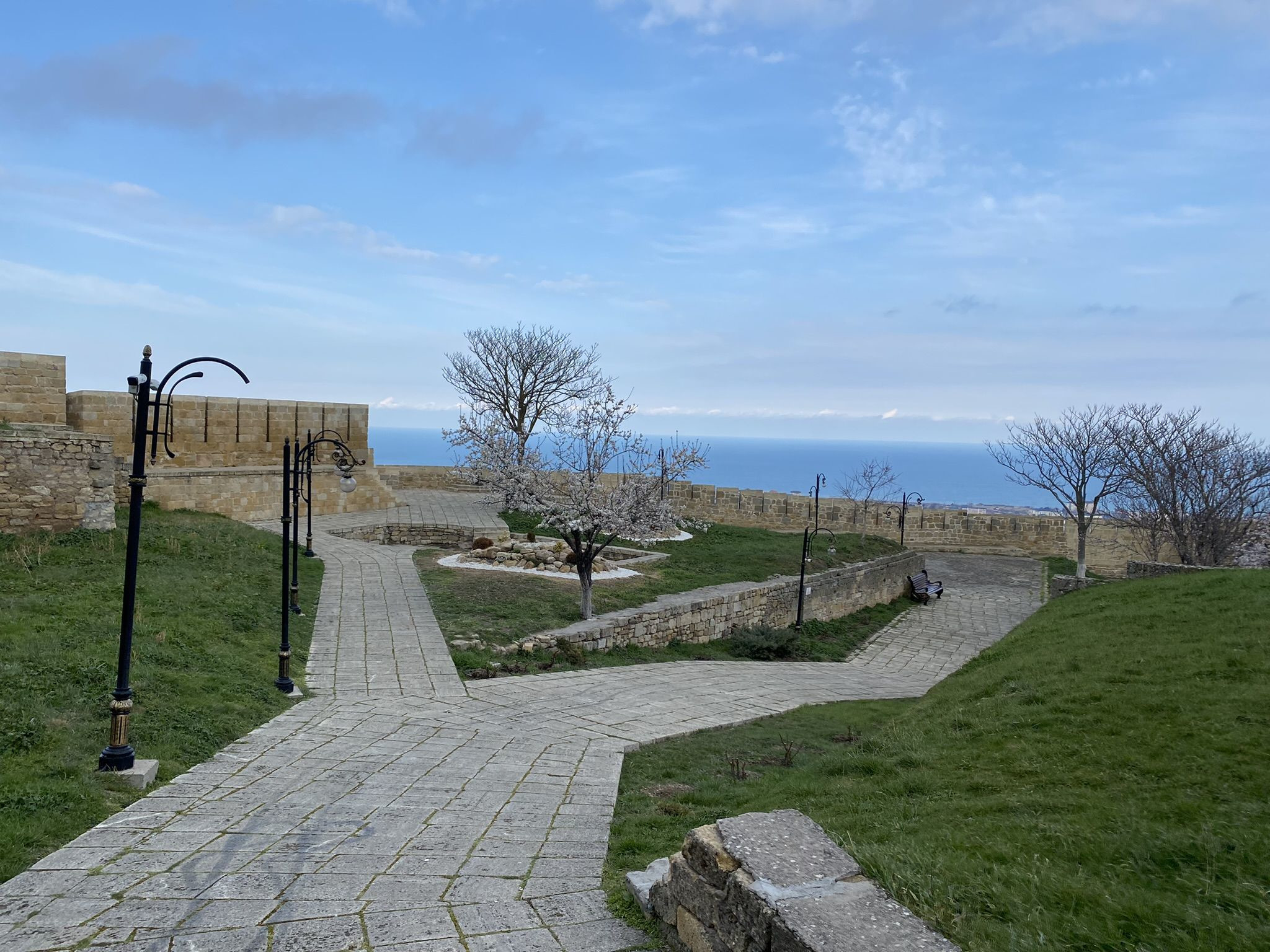 Территория дербентской крепости Нарын-кала, март 2022 – фотографии России