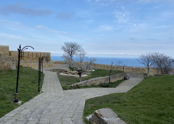 Территория дербентской крепости Нарын-кала, март 2022 – фотографии России