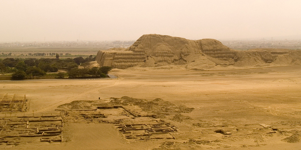 Огромный храм Солнца (Huaca del Sol) возле Трухильо – фотографии Перу