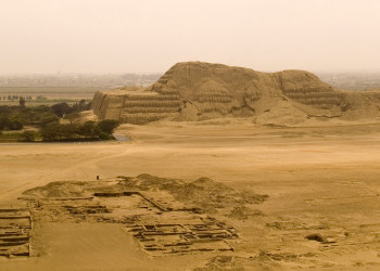 Огромный храм Солнца (Huaca del Sol) возле Трухильо – фотографии Перу