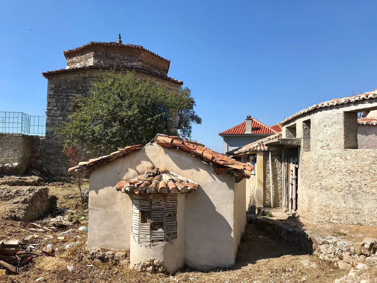 Заброшенные дома. Круя. Албания – фотографии Албании