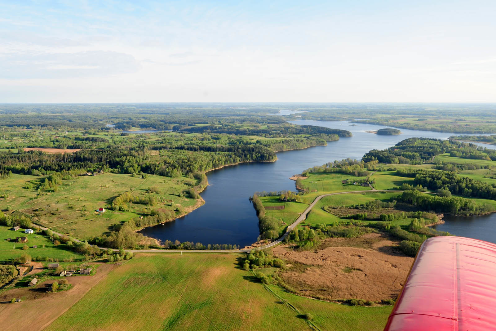 Вид на озеро Сартай с самолёта – фотографии Литвы