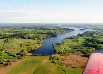 Вид на озеро Сартай с самолёта – фотографии Литвы
