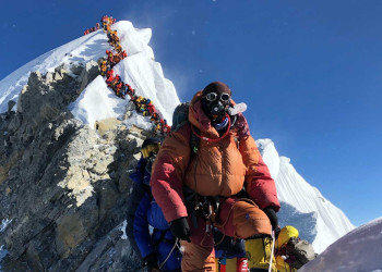 Очередь из покорителей на вершине Эвереста – фотографии Непала