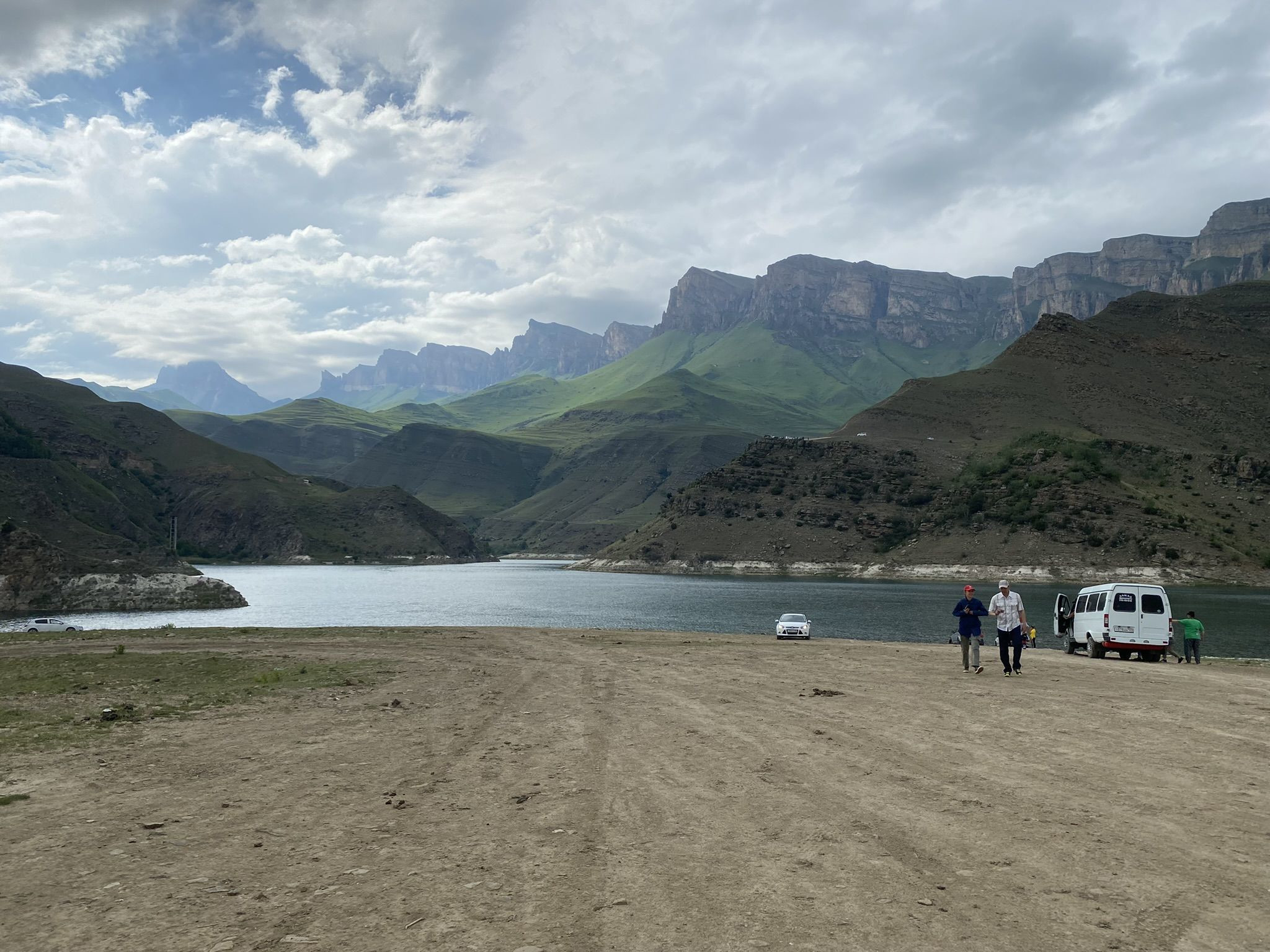 На берегу озеро Гижгит – фотографии России