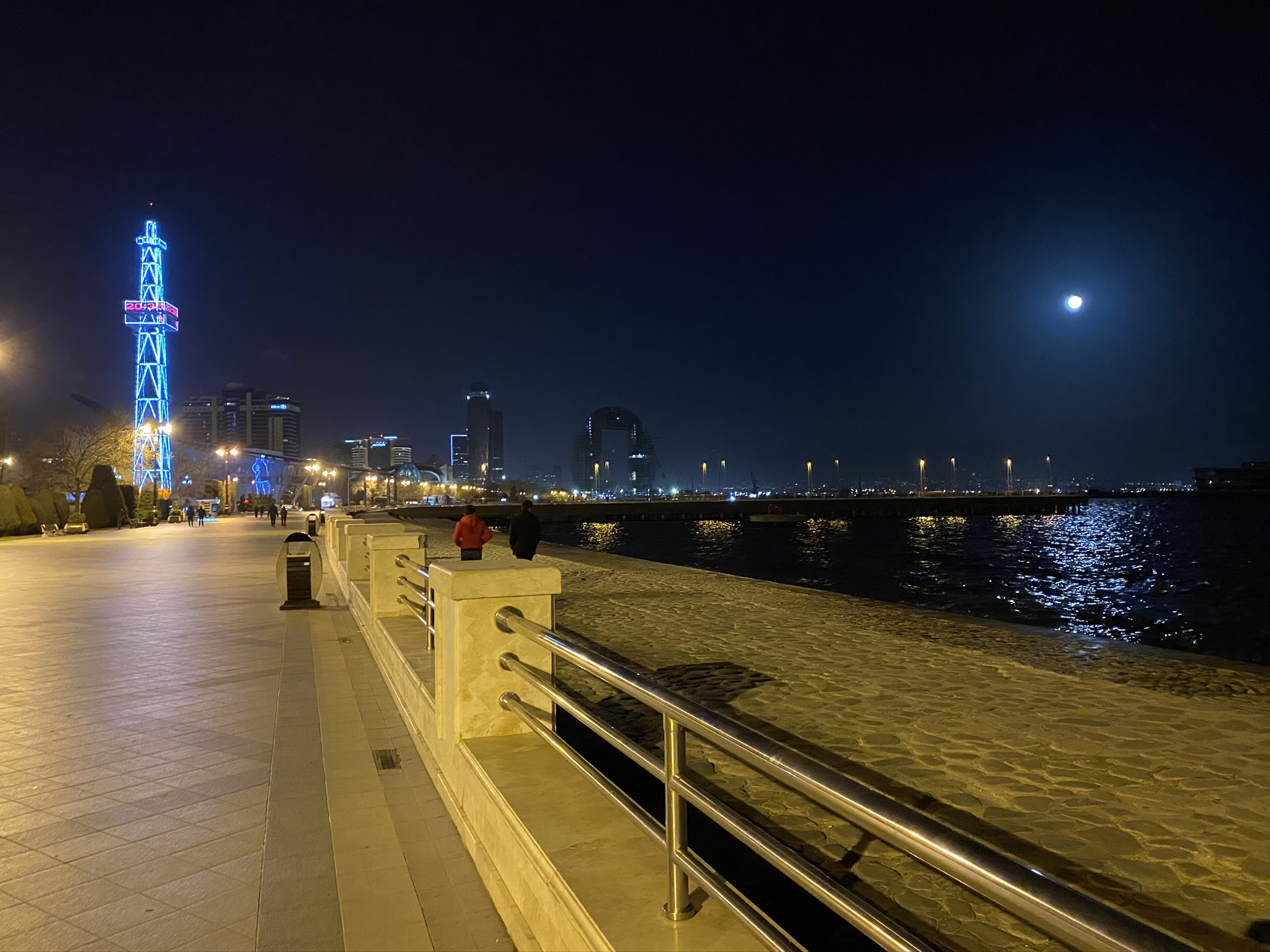 Ночная прогулка по набережной Баку – фотографии Азербайджана