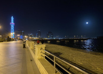 Ночная прогулка по набережной Баку – фотографии Азербайджана