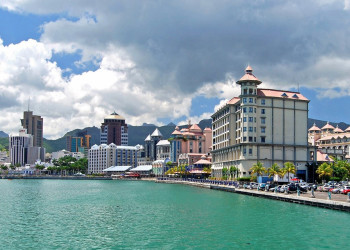 Жилые дома на побережье города Порт-Луи. Маврикий – фотографии Маврикия