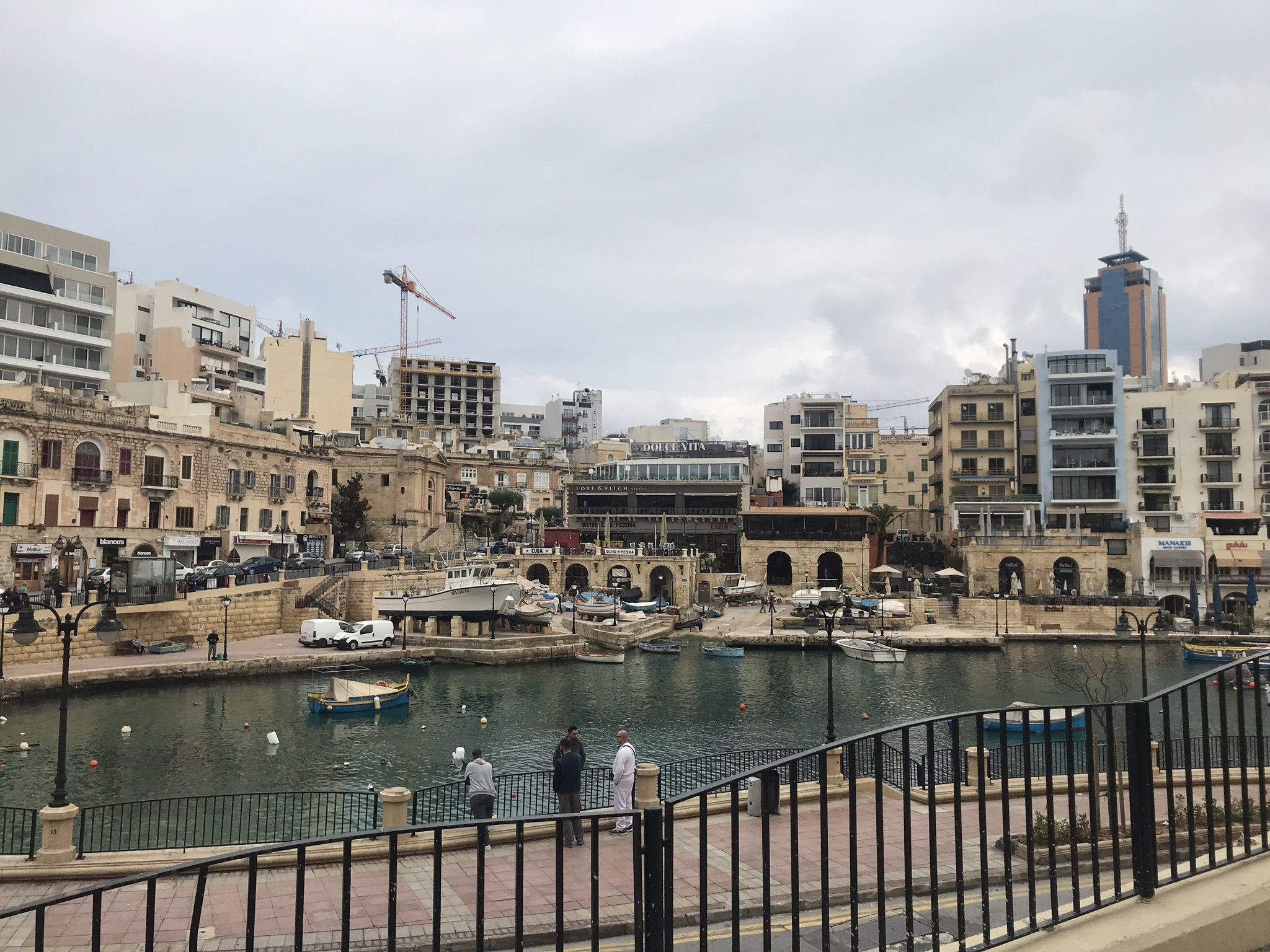 Залив Спинола, Сент-Джулианс, остров Мальта – фотографии Мальты