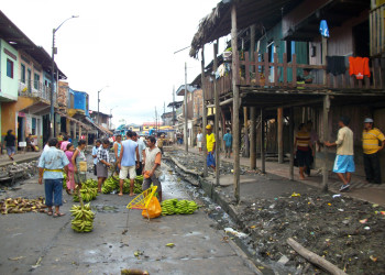 Деревня в Белене – район Икитоса, Перу, в сезон дождей – фотографии Перу