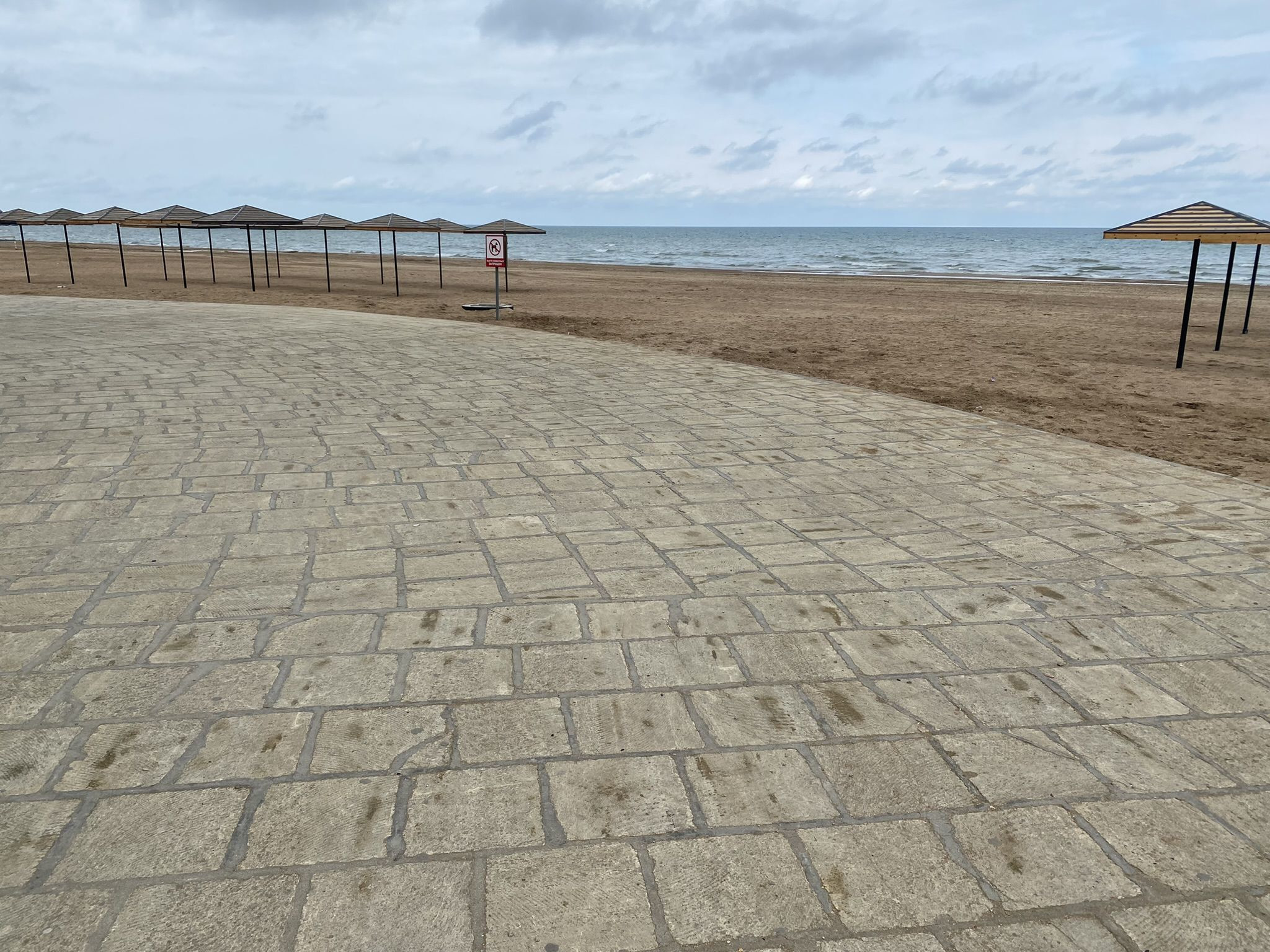 Зонты на пляже в Дербенте у Приморского парка – фотографии России