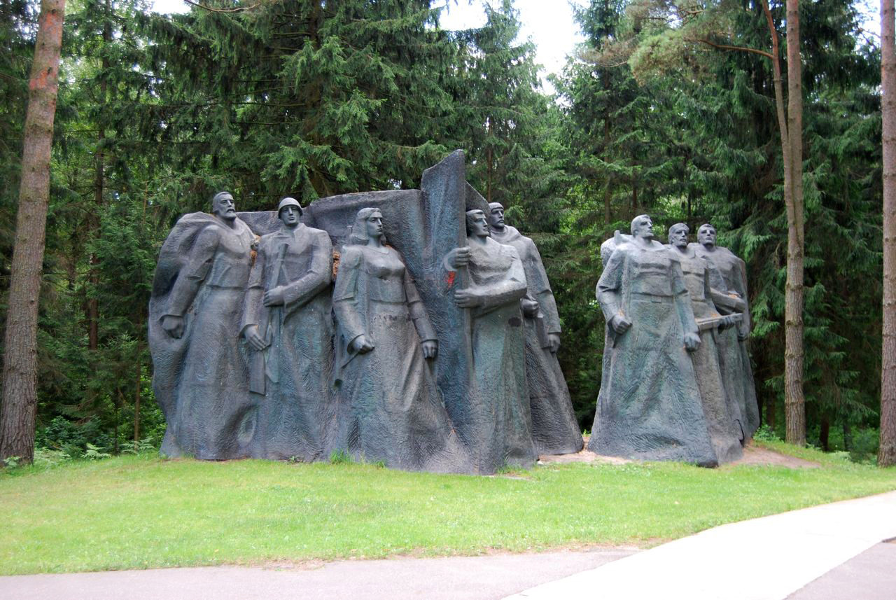Скульптуры воинам в парке Груто (Grūto parkas), Литва – фотографии Литвы