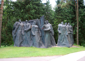 Скульптуры воинам в парке Груто (Grūto parkas), Литва – фотографии Литвы