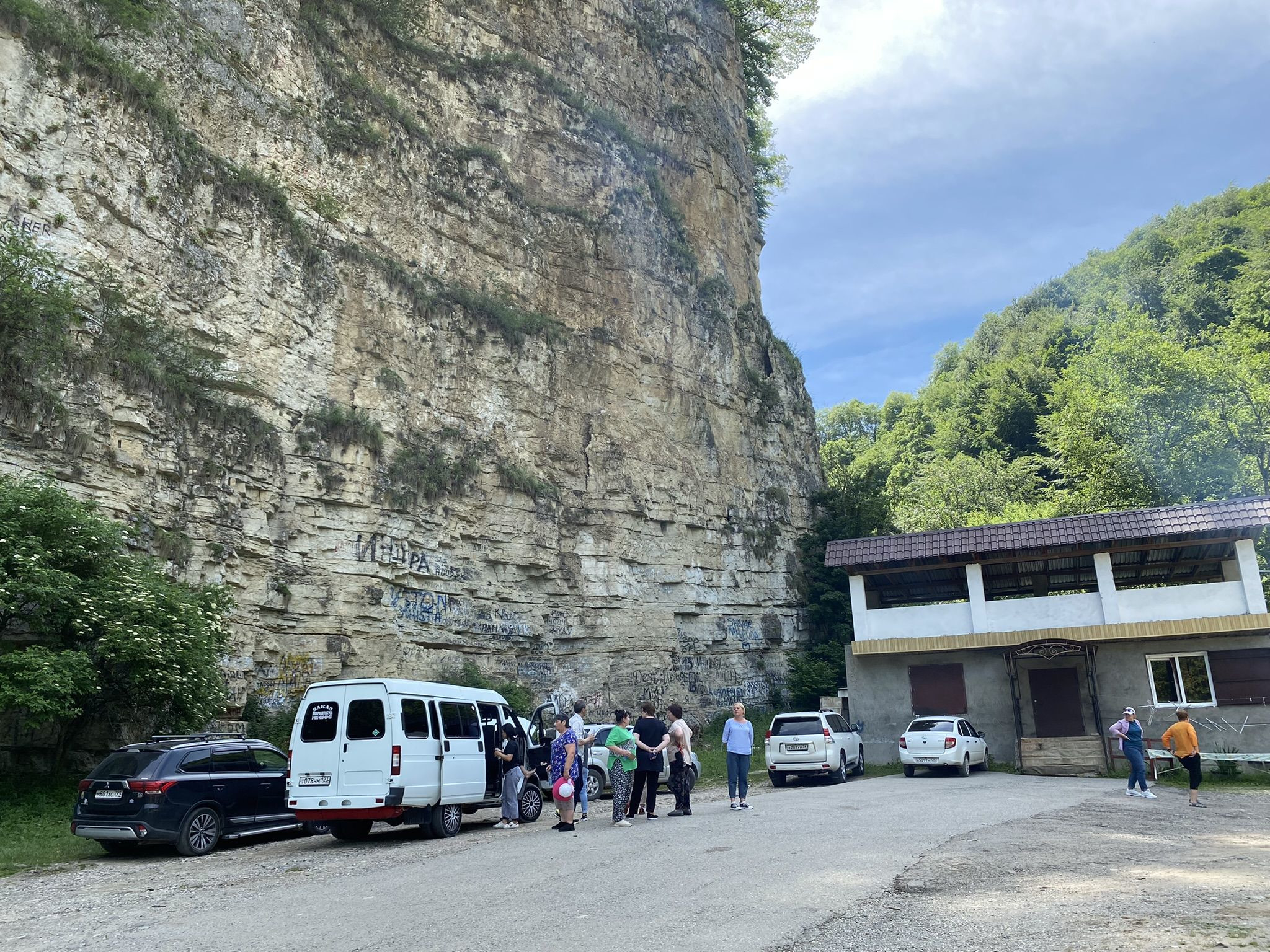 Водопад Адай-Су, стоянка для машин – фотографии России