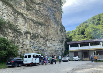 Водопад Адай-Су, стоянка для машин – фотографии России