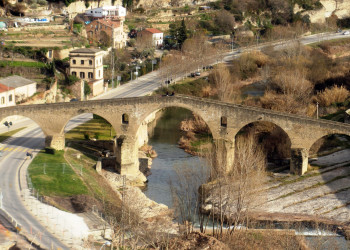 Старый мост в городе Манреса – фотографии Испании
