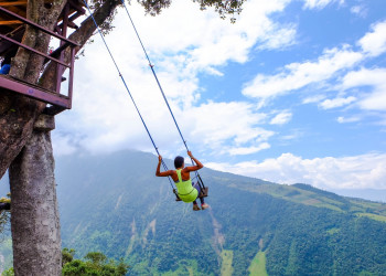 Под ногами смельчаков, катающихся на качелях “Конец света", огромная бездна глубиной в 2660 метров – фотографии Эквадора
