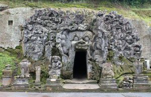 Памятник культуры слоновая пещера Гоа Гаджа (Goa Gajah), Бали, Индонезия – фотографии Индонезии