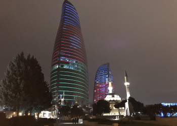 Пламенные башни – это три высоких здания – фотографии Азербайджана