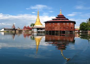 Буддийский храм на воде – фотографии Мьянмы