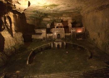 Комнатка в туннеле в катакомбах Парижа – фотографии Франции