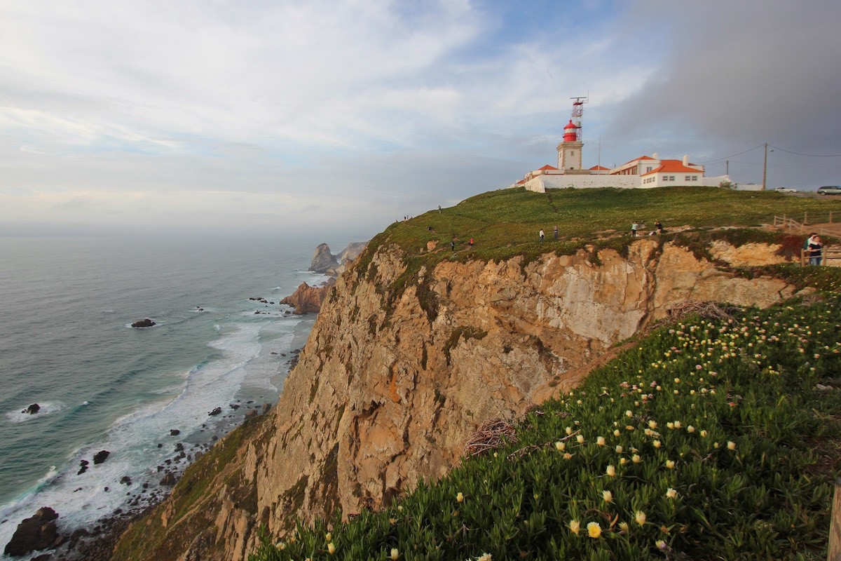 Пустынный утёс - мыс Рока в Португалии – фотографии Португалии
