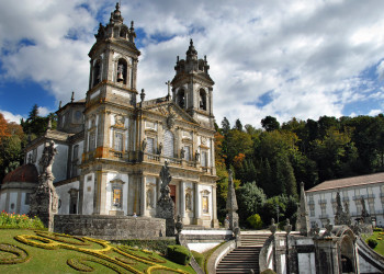 Уникальная лестница в стиле барокко ведёт к небольшой церквушке в Бон-Жезуш – фотографии Португалии