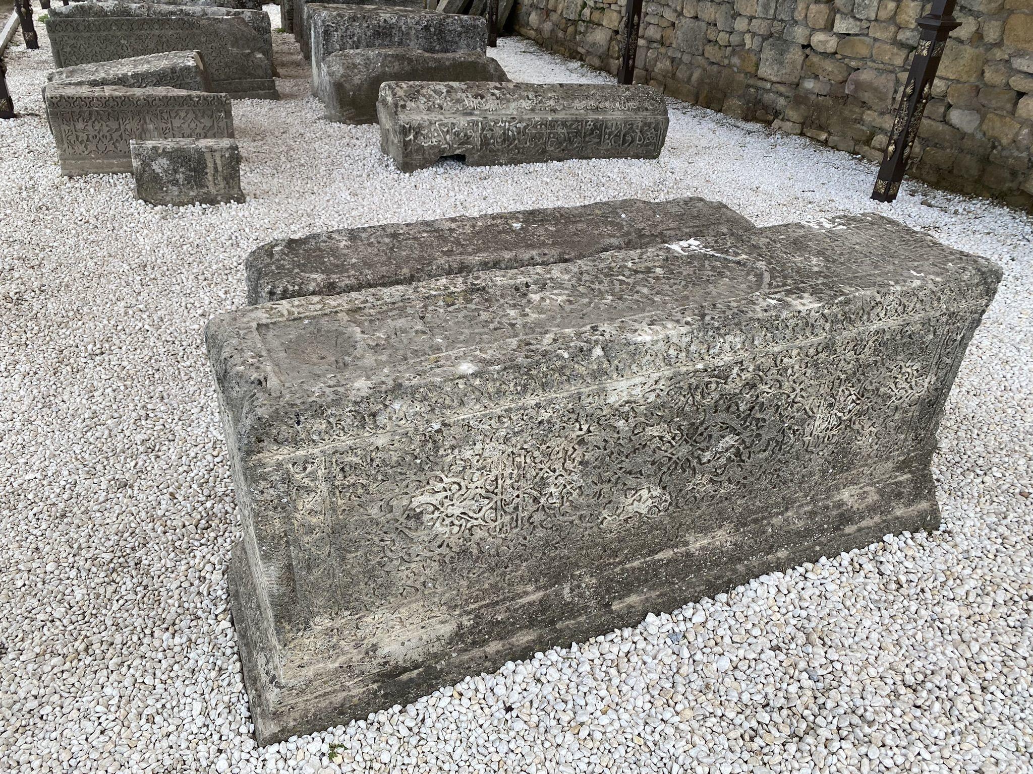 Древние могильные плиты в Нарын-кала, Дербент – фотографии России