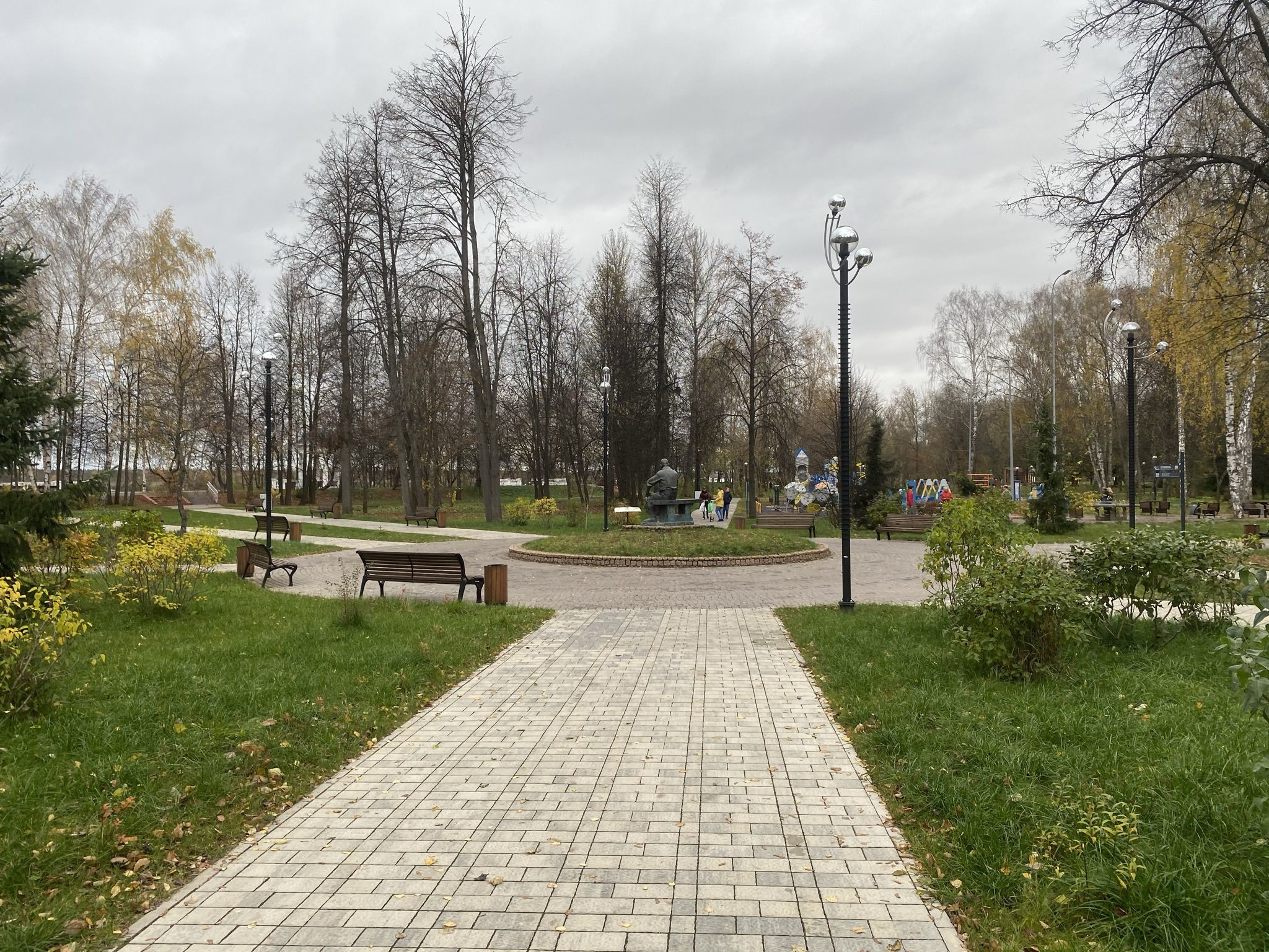 Парк у набережной реки Волги в Дубне – фотографии России