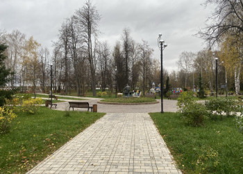 Парк у набережной реки Волги в Дубне – фотографии России