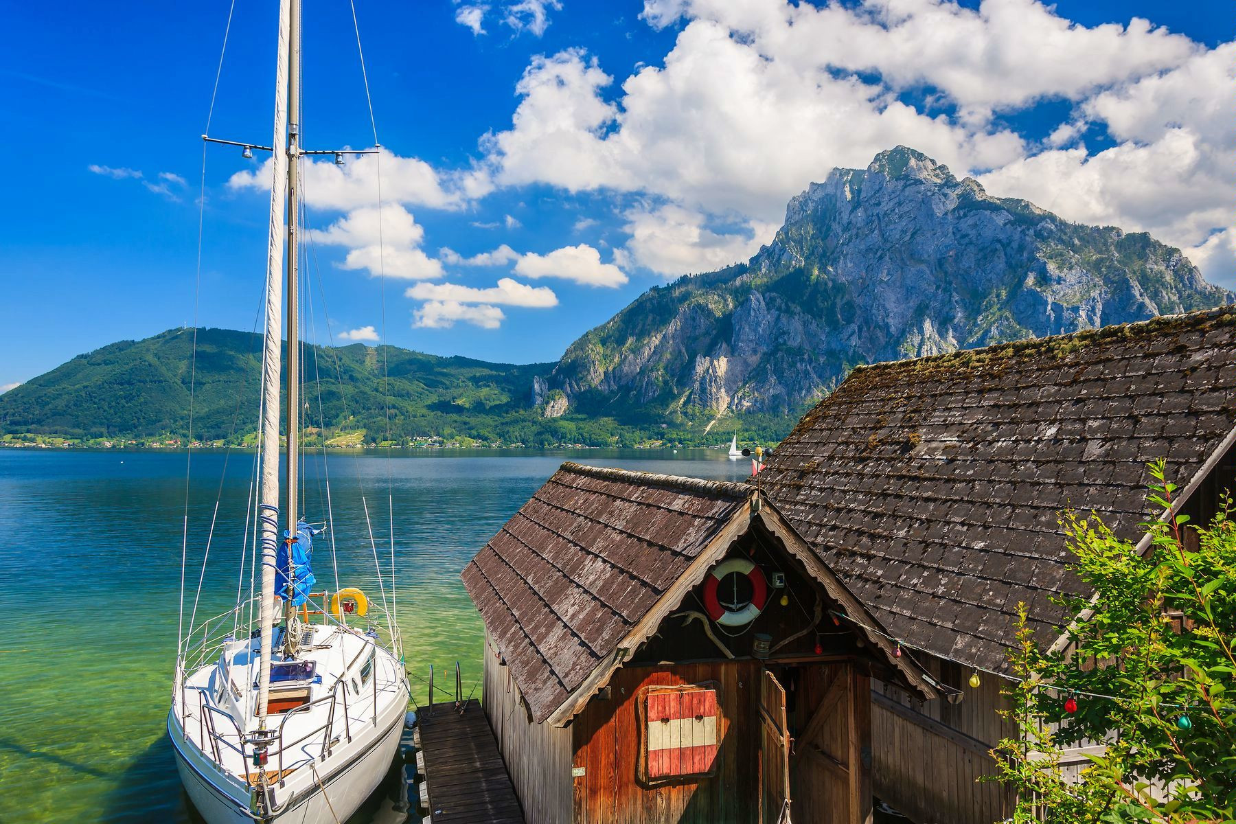 Парусник на причале. Аттерзее озеро. Австрия – фотографии Австрии