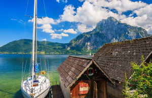 Парусник на причале. Аттерзее озеро. Австрия – фотографии Австрии