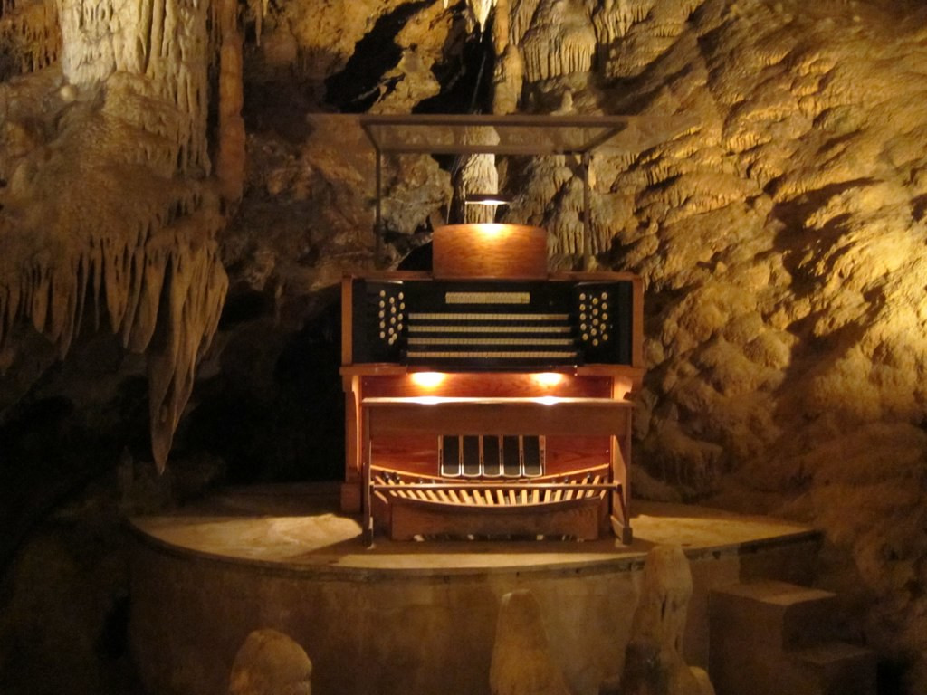 Великий сталактитовый орган в Лурейских пещерах в Вирджинии, США – фотографии США