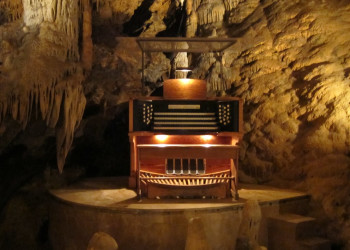 Великий сталактитовый орган в Лурейских пещерах в Вирджинии, США – фотографии США