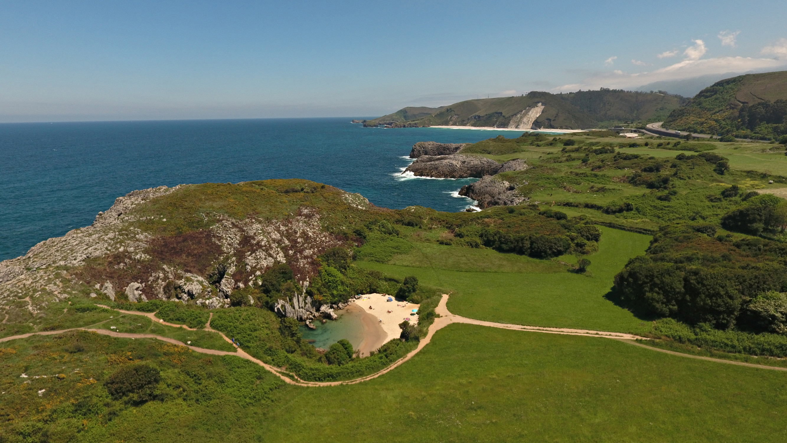 Природное чудо пляж Плайя де Гульпиюри (Playa de Gulpiyuri), Астурия, Испания – фотографии Испании