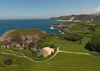 Природное чудо пляж Плайя де Гульпиюри (Playa de Gulpiyuri), Астурия, Испания – фотографии Испании