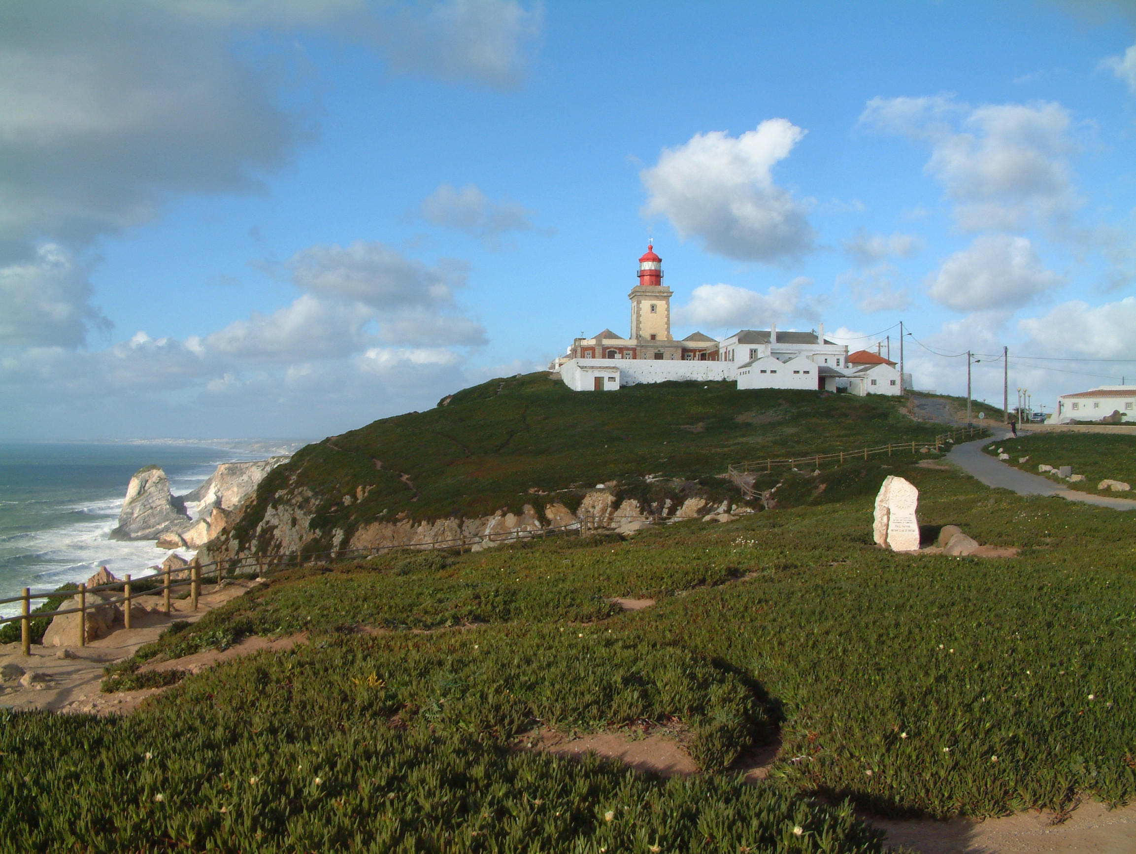 Пустынный утёс - мыс Рока (Cabo da Roca) в Португалии – фотографии Португалии